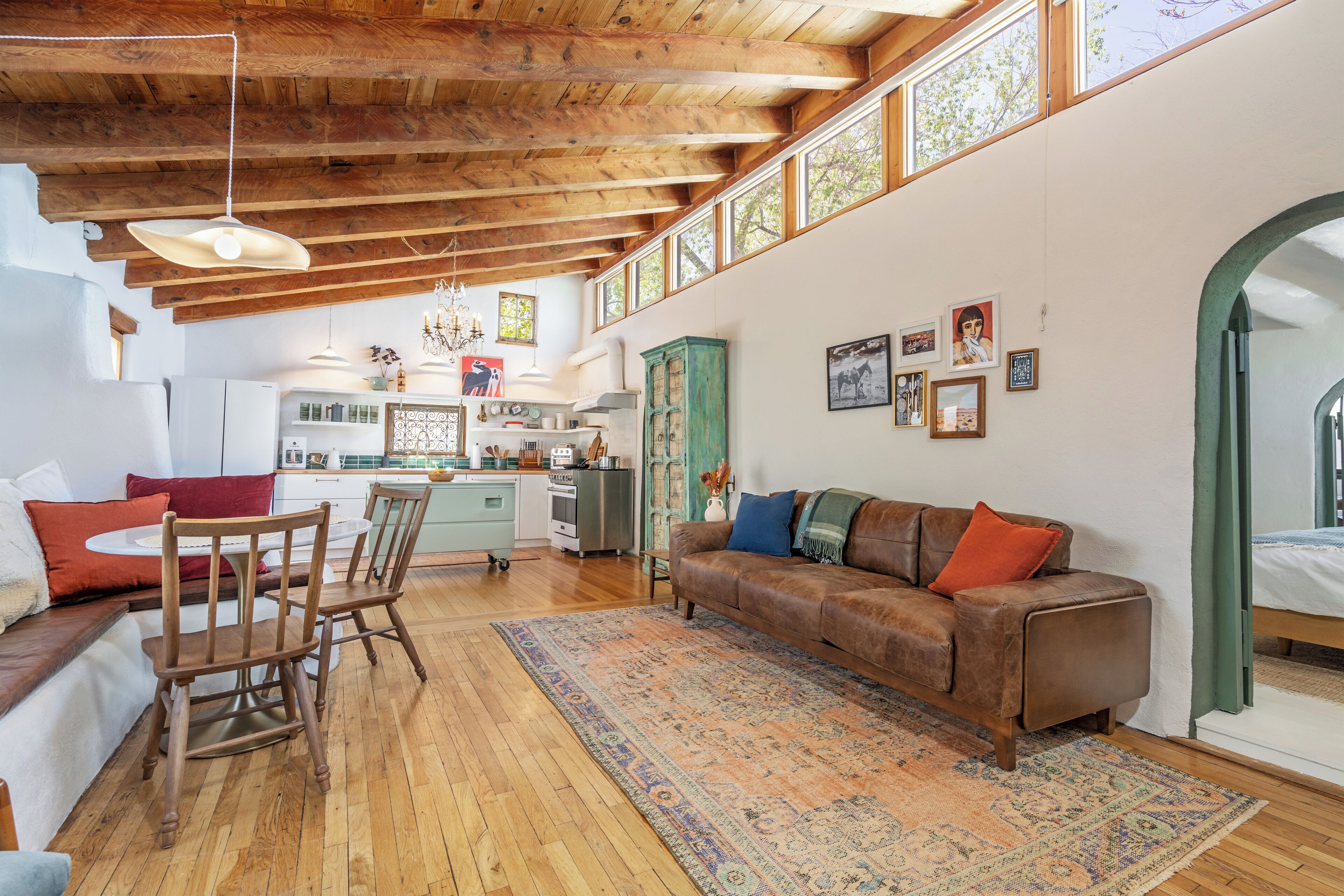 Smart TV, chimenea, libros y estéreo 