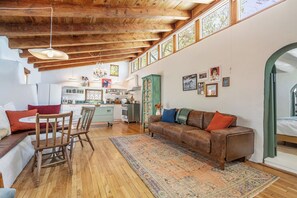 Smart TV, chimenea, libros y estéreo 