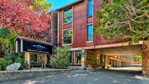 A hotel entrance with a sign reading "South Lake Tahoe Inn." - Holiday Inn Express South Lake Tahoe by IHG (South Lake Tahoe)