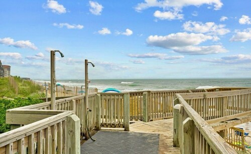 Pelican’s Perch.Oceanfront 2 bedroom 2 bath .Pool