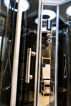 Shower, hair dryer, bidet, towels - D&I Apartments. Style, elegance and comfort (Saranda)