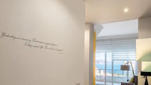 Un interior moderno con zona de cocina, comedor y vistas al mar.