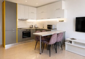 Fridge, microwave, oven, coffee/tea maker - D&I Apartments. Style, elegance and comfort (Saranda)