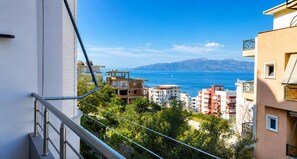 Property grounds - D&I Apartments. Style, elegance and comfort (Saranda)