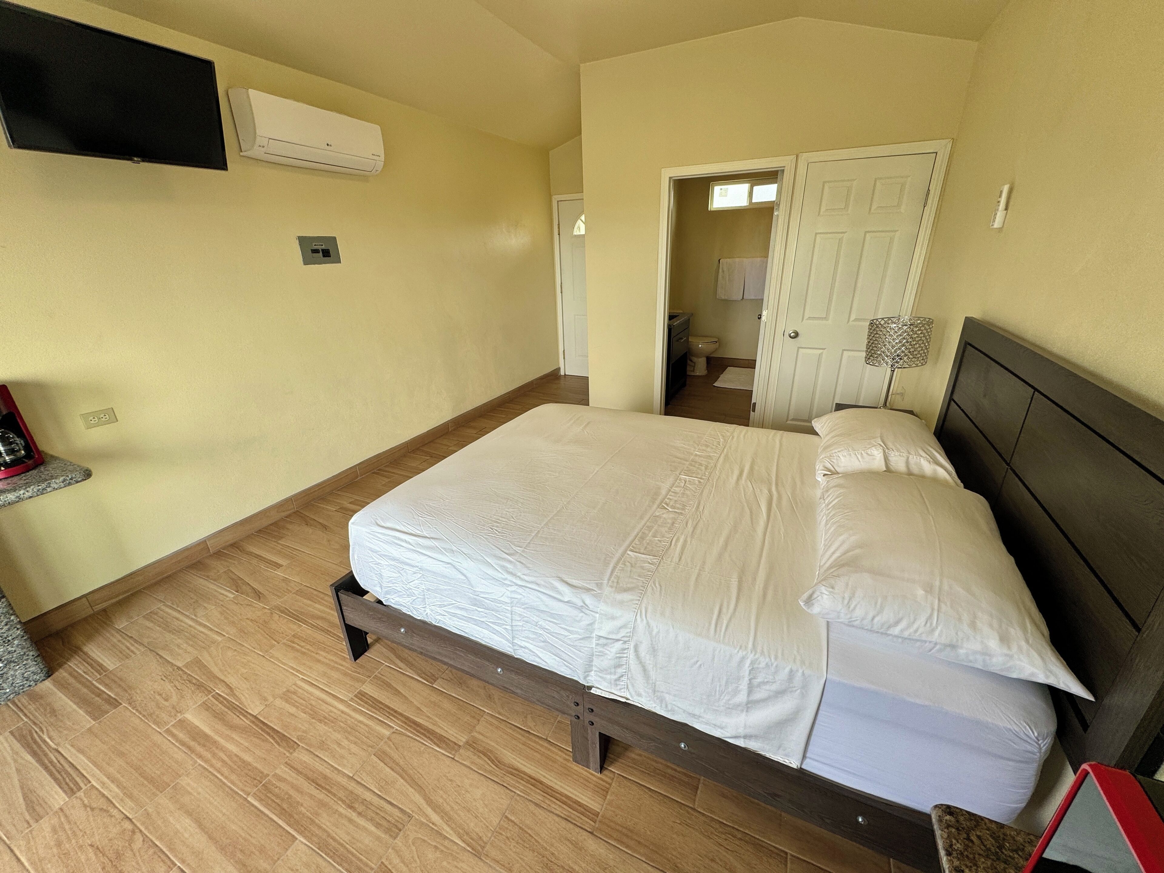 Kahden hengen huone, näköala mäelle | Minibaari, silitysrauta/-lauta, ilmainen Wi-Fi, vuodevaatteet