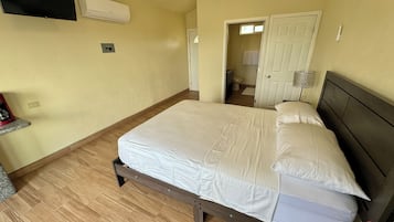 Kahden hengen huone, näköala mäelle | Minibaari, silitysrauta/-lauta, ilmainen Wi-Fi, vuodevaatteet