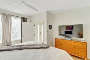1 soverom, skrivebord, strykejern/-brett og reiseseng for barn