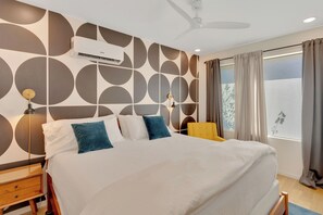 1 bedroom, desk, iron/ironing board, travel crib - St. Elmo Rooftop Townhome, Mtn View + King Bed (Chattanooga)
