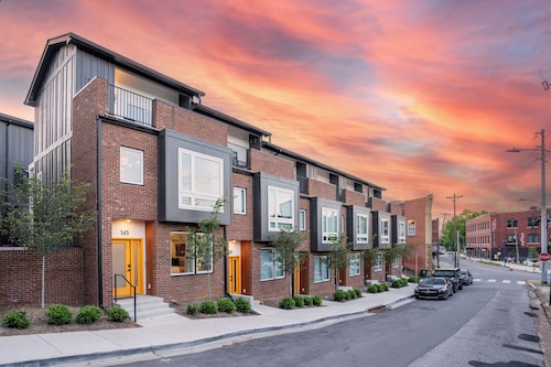 New, quiet townhome in heart of St. Elmo w/ sun patio