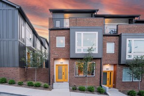 Exterior detail - St. Elmo Rooftop Townhome, Mtn View + King Bed (Chattanooga)