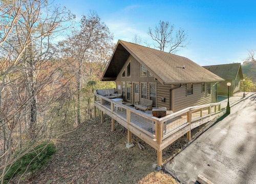 Beautiful 2-Bedroom Chalet .5 Miles from Dale Hollow Lake #4