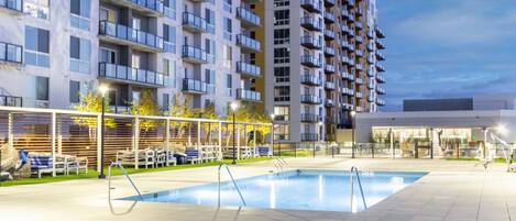 Sesongbasert utendørsbasseng, bassengparasoller og solsenger