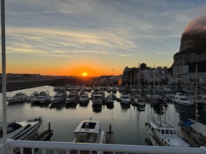 Marina - Luxury Studio apartment with Resort deck, Pools, Jacuzzi and Incredible views. (Gibraltar)