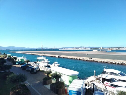 Luxury Studio apartment with Resort deck, Pools, Jacuzzi and Incredible views.