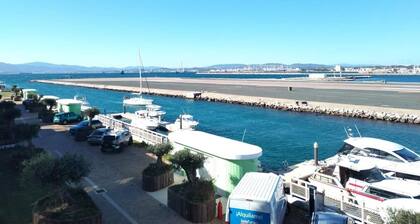 Luxury Studio apartment with Resort deck, Pools, Jacuzzi and Incredible views.