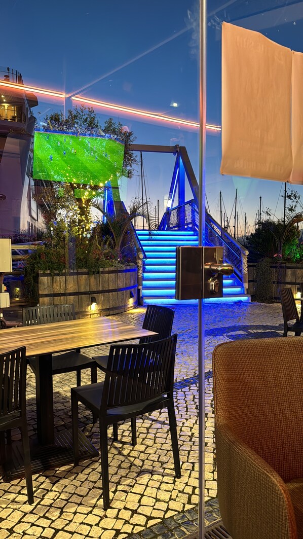 Outdoor dining - Luxury Studio apartment with Resort deck, Pools, Jacuzzi and Incredible views. (Gibraltar)