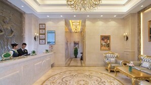 A luxurious lobby with a grand chandelier, a reception desk, and elegant seating. - Vienna Hotel (Shenzhen Gushu Metro Station) (Shenzhen)
