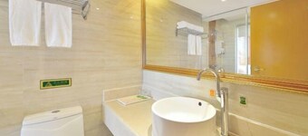 Vienna Hotel (Shenzhen Gushu Metro Station)