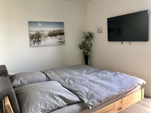 Casa | 3 habitaciones, muebles diferentes y tabla de planchar con plancha 