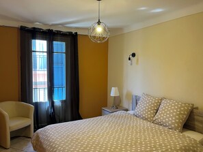 1 habitación, tabla de planchar con plancha y ropa de cama