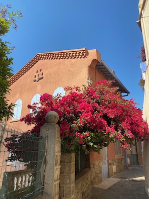 A building with a stone facade, arched windows, and a balcony. - Appartement Proche de la Mer, Idéal Pour 2 à 4 Personnes, Garage Privé (Collioure)