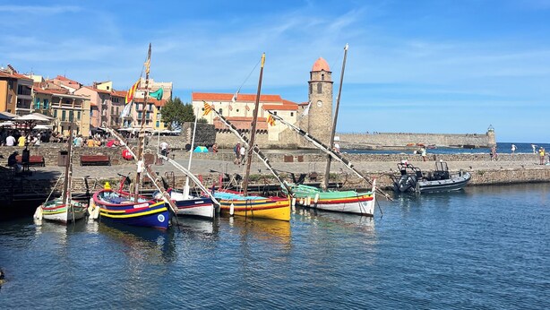 A harbor with boats, a stone wall, and buildings with red roofs. - Appartement Proche de la Mer, Idéal Pour 2 à 4 Personnes, Garage Privé (Collioure)