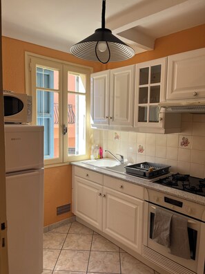 Refrigerador, microondas, horno y parrilla de estufa