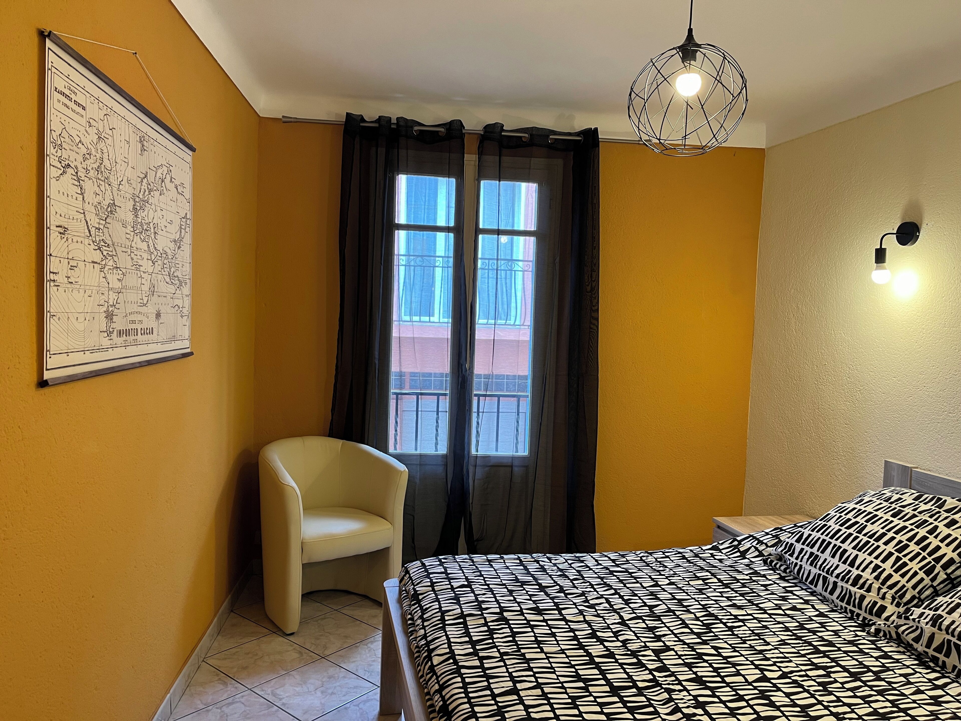 1 dormitorio, tabla de planchar con plancha, ropa de cama