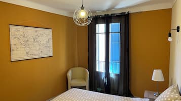 1 habitación, tabla de planchar con plancha y ropa de cama