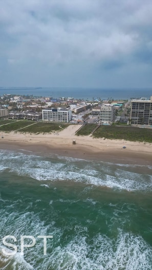 Una spiaggia nelle vicinanze