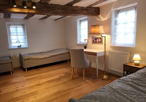 3 bedrooms, desk, iron/ironing board, free WiFi