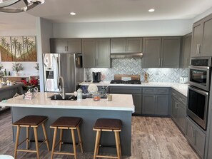 Kühlschrank, Mikrowelle, Ofen, Herdplatte