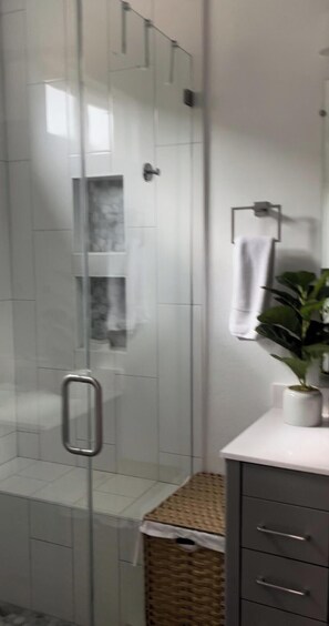 Douche, séchoir à cheveux, serviettes fournies, savon