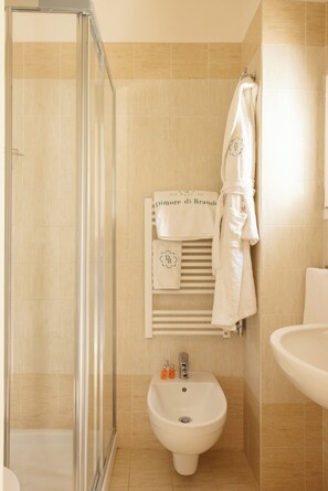 Condo, City View | Baño | Artículos de higiene personal gratuitos, secador de pelo y zapatillas