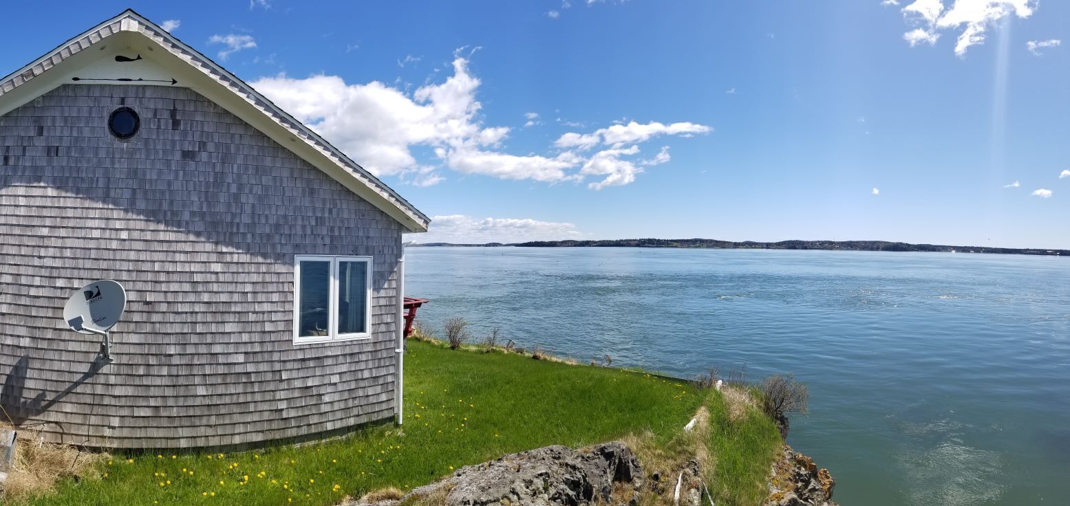Cozy 2 bedroom cottage with deep water frontage