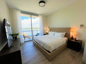 Apartemen Keluarga, balkon, pemandangan teluk | Busa memori, brankas, didekorasi berbeda-beda, dan meja kerja