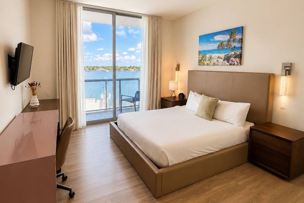 Apartamento família, 2 quartos, sacada, vista para a baía | Camas com colchões de espuma com sistema de memória, cofres nos quartos
