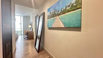 Comfort-Studio, Balkon, Blick auf den Innenhof | Betten mit Memory-Foam-Matratzen, Zimmersafe, individuell dekoriert