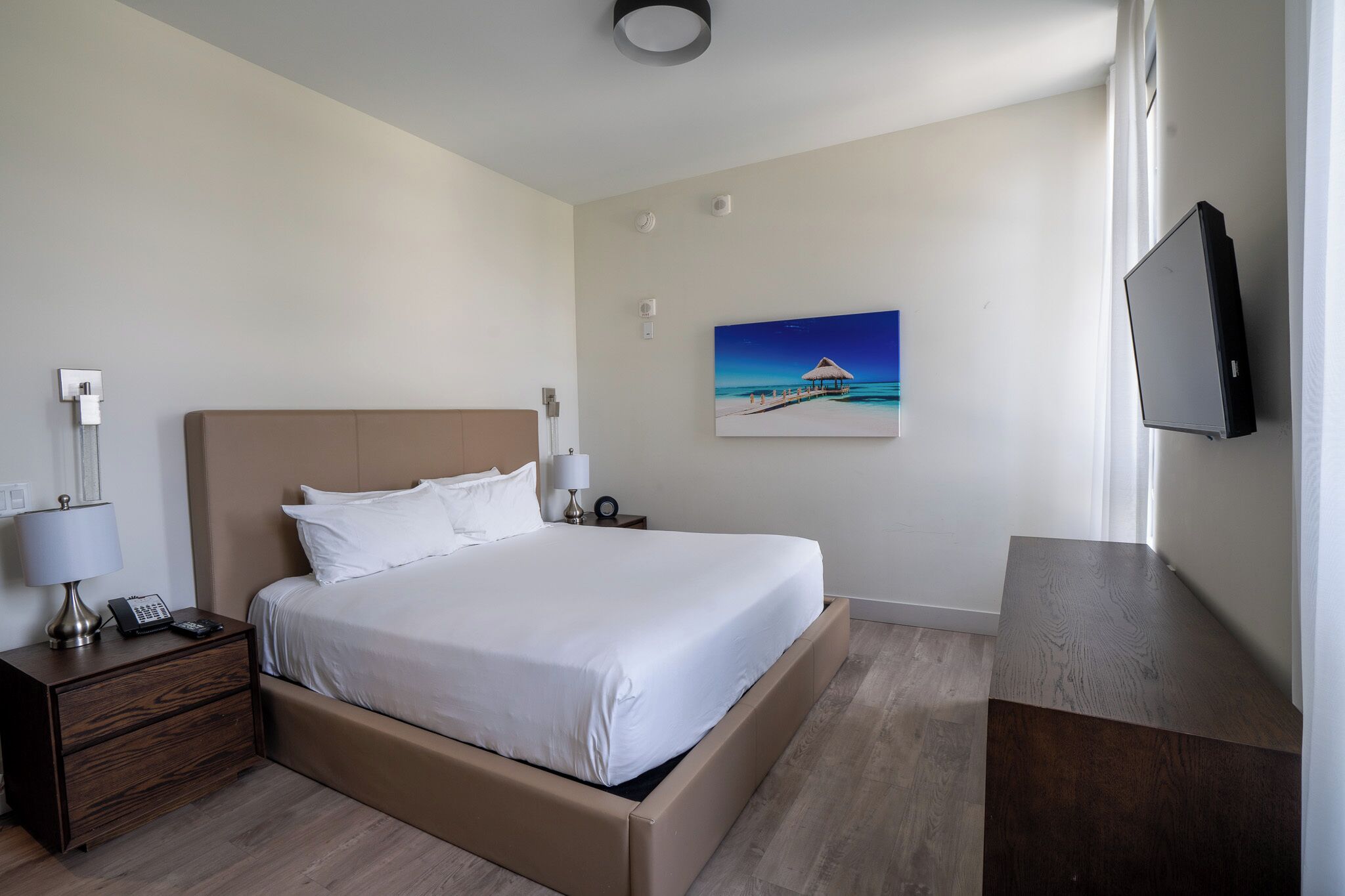Apartamento Deluxe, 1 cama de matrimonio grande con sofá cama, balcón, vistas parciales al mar | Colchones viscoelásticos, caja fuerte, decoración individual