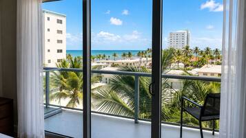 Appartement Familial, plusieurs lits, balcon, vue partielle sur l'océan | Vue depuis le balcon