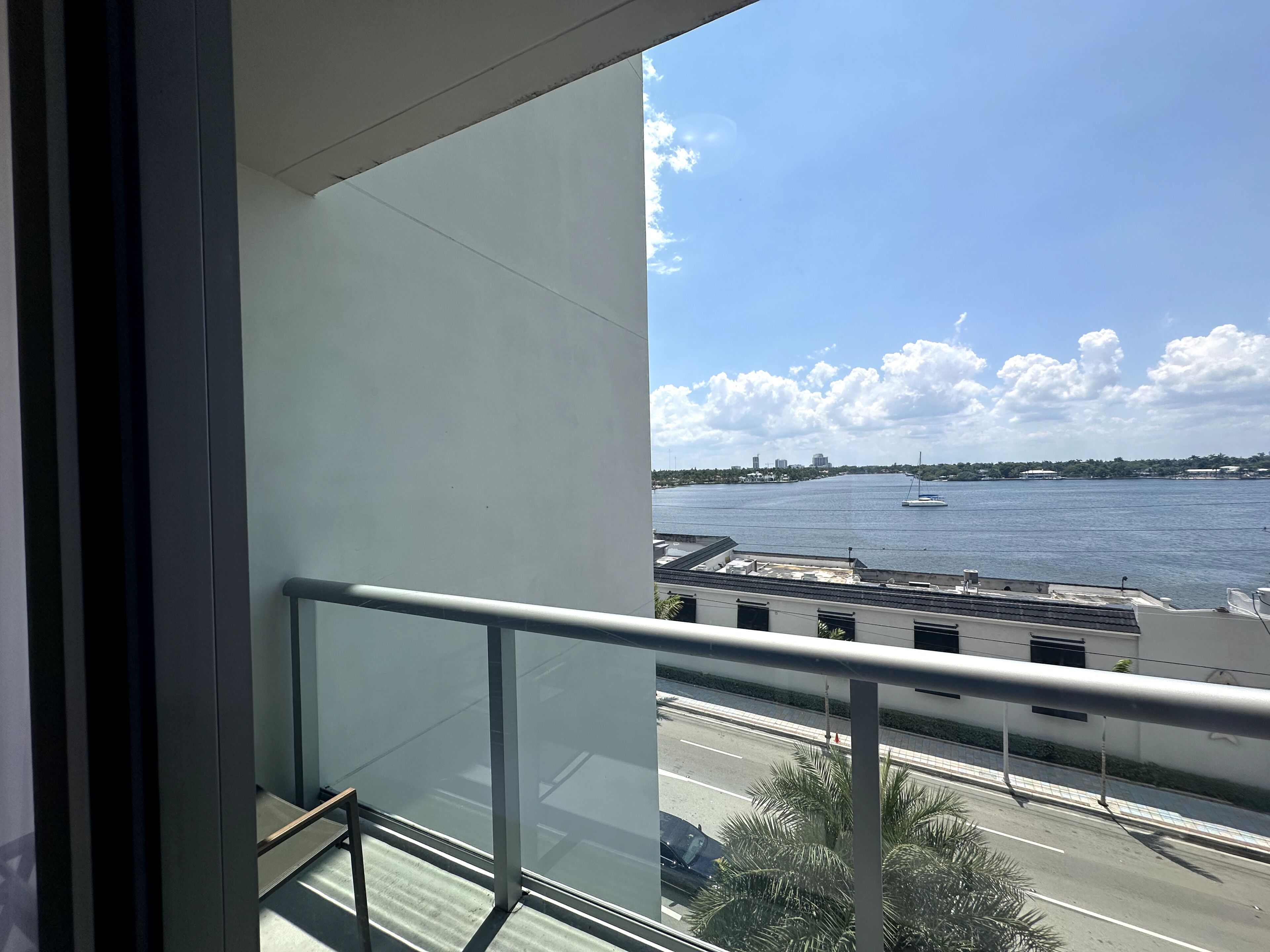 Un balcone con vista su un fiume, sullo skyline di una città in lontananza e un cielo sereno.