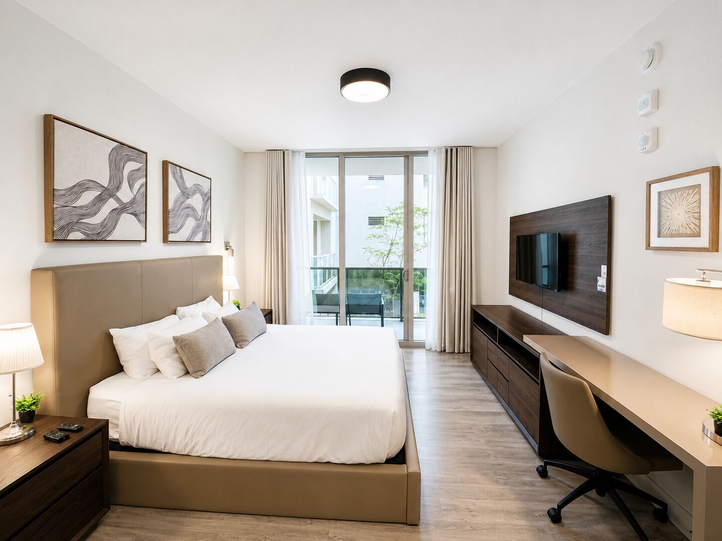 Studio Comfort, balkon, pemandangan halaman | Busa memori, brankas, meja kerja, dan ruang kerja ramah laptop