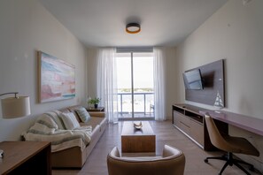 家庭公寓, 阳台, 海湾景观 | 起居区 | 55-英寸纯平电视（配备有线频道）、iPod 基座、办公室