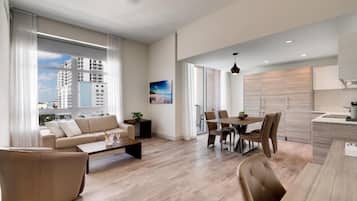 Deluxe-lejlighed - 1 kingsize-seng med sovesofa - balkon - delvis havudsigt | Opholdsområde | 55-tommers fladskærms-tv med kabelkanaler, iPod-dockingstation, kontorer