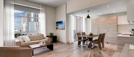 Deluxe-Apartment, 1 King-Bett und Schlafsofa, Balkon, eingeschränkter Meerblick | Wohnbereich