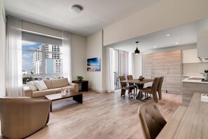 Apartemen Deluks, 1 Tempat Tidur King dengan tempat tidur Sofa, balkon, pemandangan laut sebagian | Area keluarga | TV layar datar, stasiun docking iPod, dan kantor