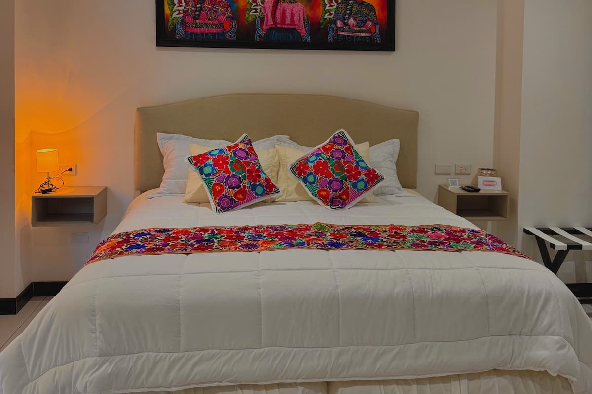 Studio Suite Tiêu chuẩn, ban công, quang cảnh núi | Bộ đồ giường cao cấp, nệm có lớp đệm bông, bàn