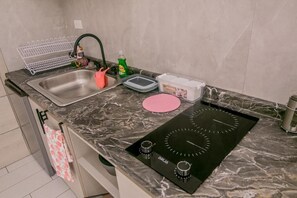 Studiosvit Standard - balkong - utsikt mot bergen | Eget kök | Minikylskåp, spishäll och grytor/köksredskap