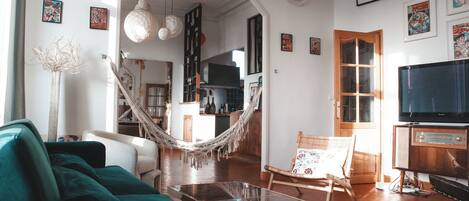 Smart TV, books, stereo