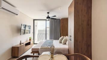 Comfort-studiolejlighed - balkon - udsigt til pool | Pengeskab på værelset, mørklægningsgardiner, strygejern/strygebræt